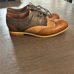 Chic Two-Tone Women's Brogue Loafers